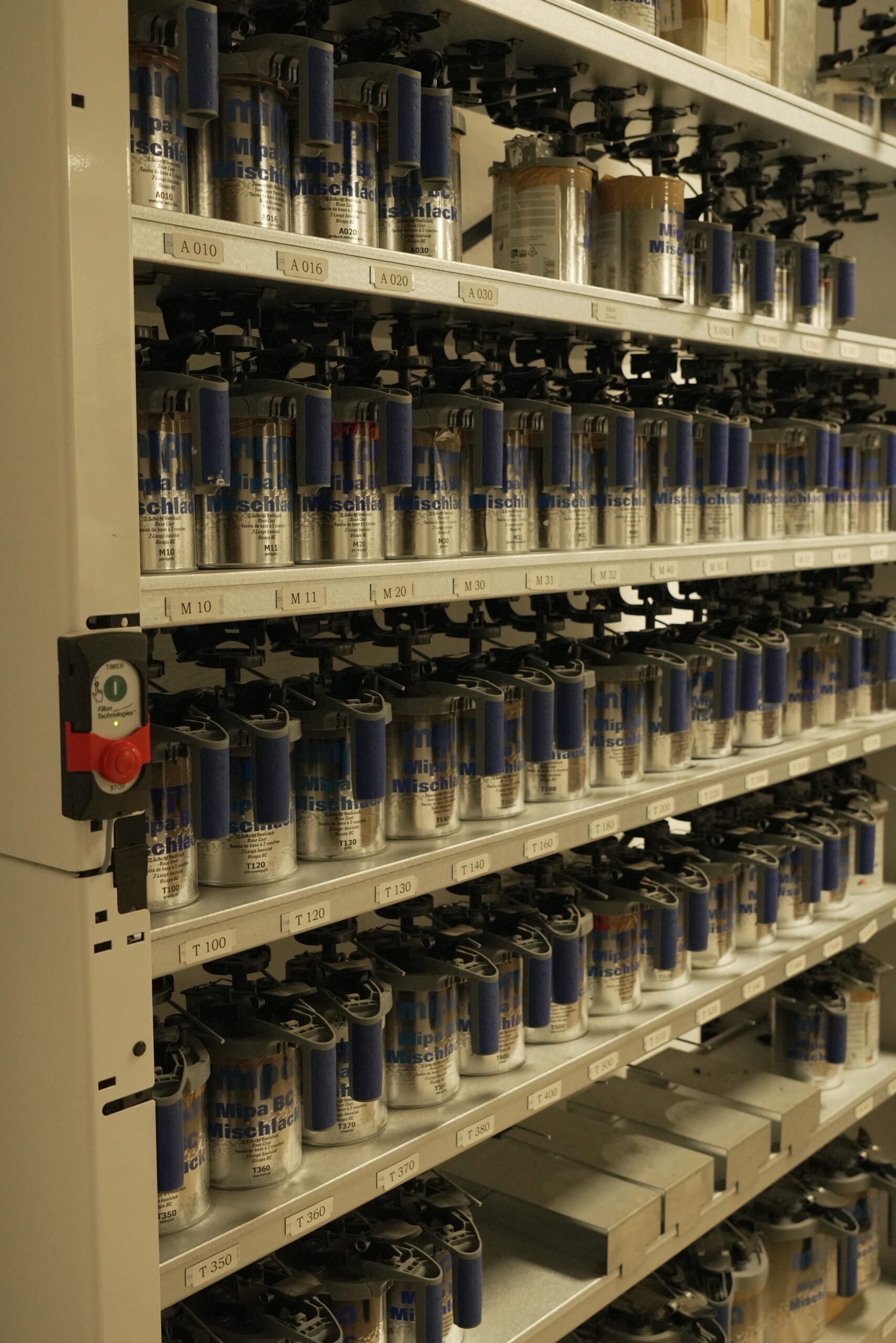 Sortiertes Lacklager mit Spraydosen für die Reparaturlackierung