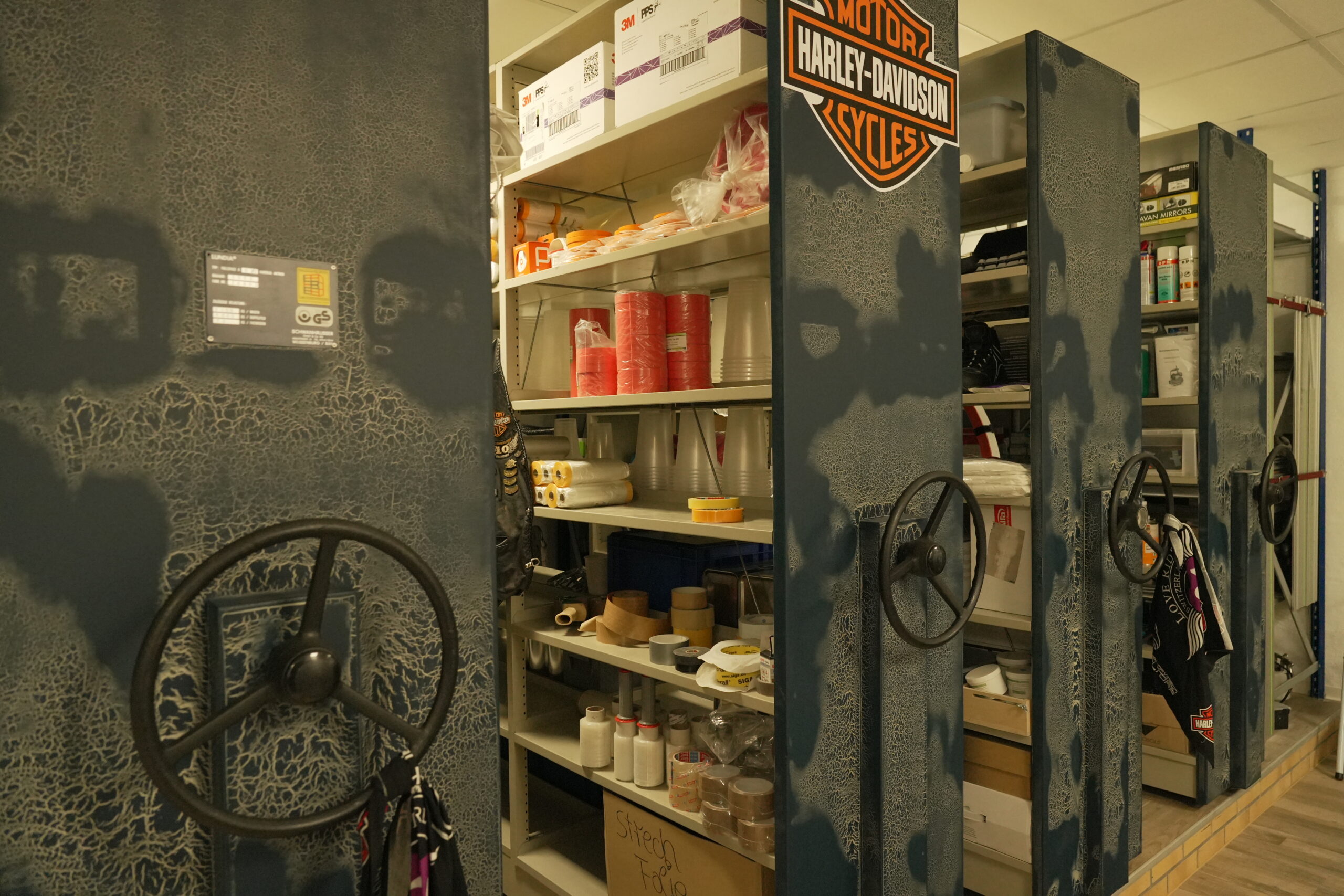 Umfangreiches Materiallager in der Werkstatt von Azur Oberflächen