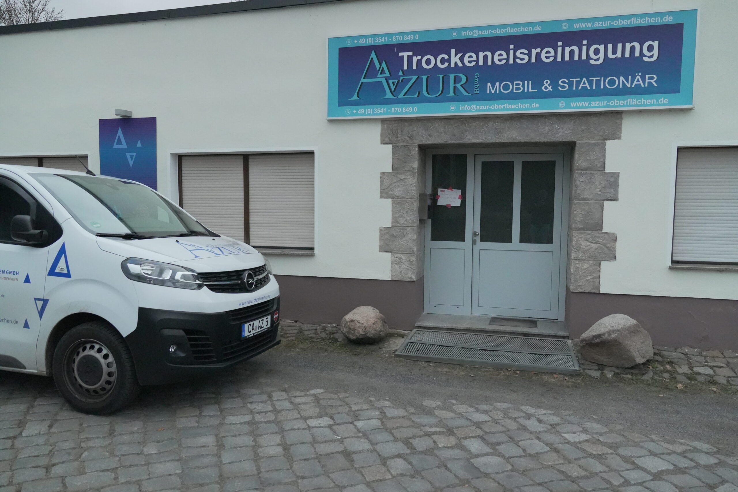 Firmensitz und Firmenwagen der Azur Oberflächen GmbH in Calau