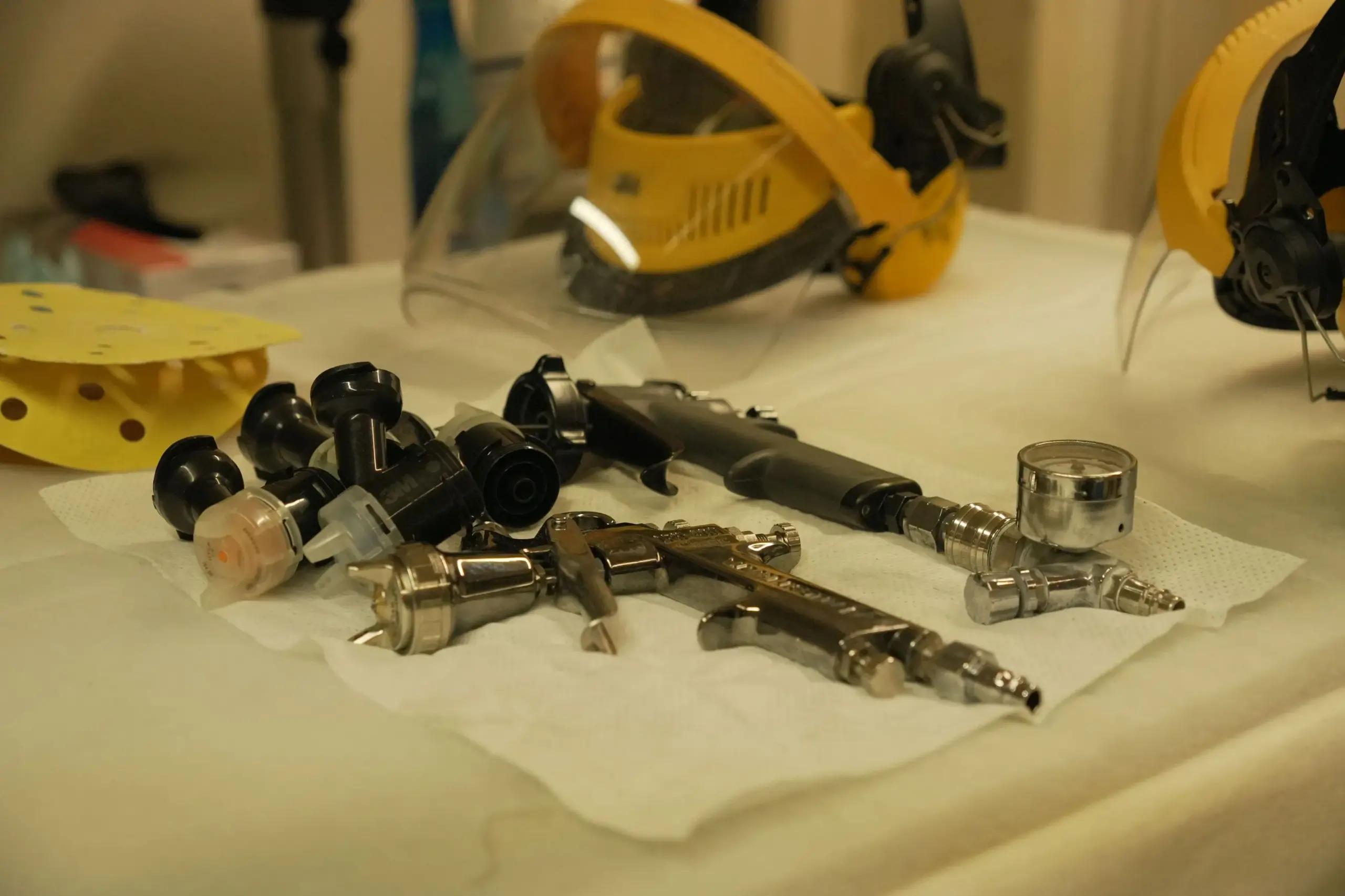 Lackierarbeiten beim Yacht Refit an Bord