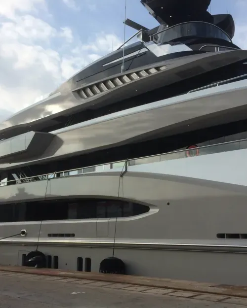 Oberflächenreparatur beim Yacht Refit direkt an Bord