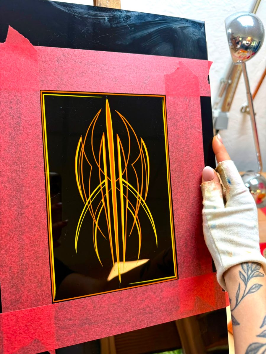 Gelbes Pinstriping auf schwarzer Fläche