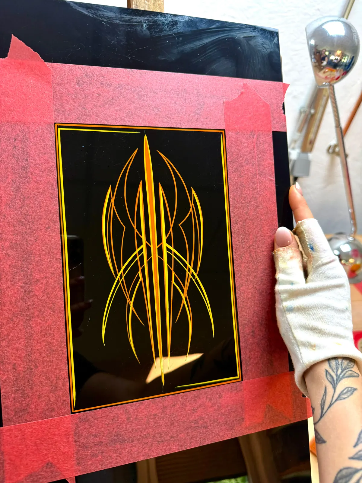 Gelbes Pinstriping auf schwarzer Fläche