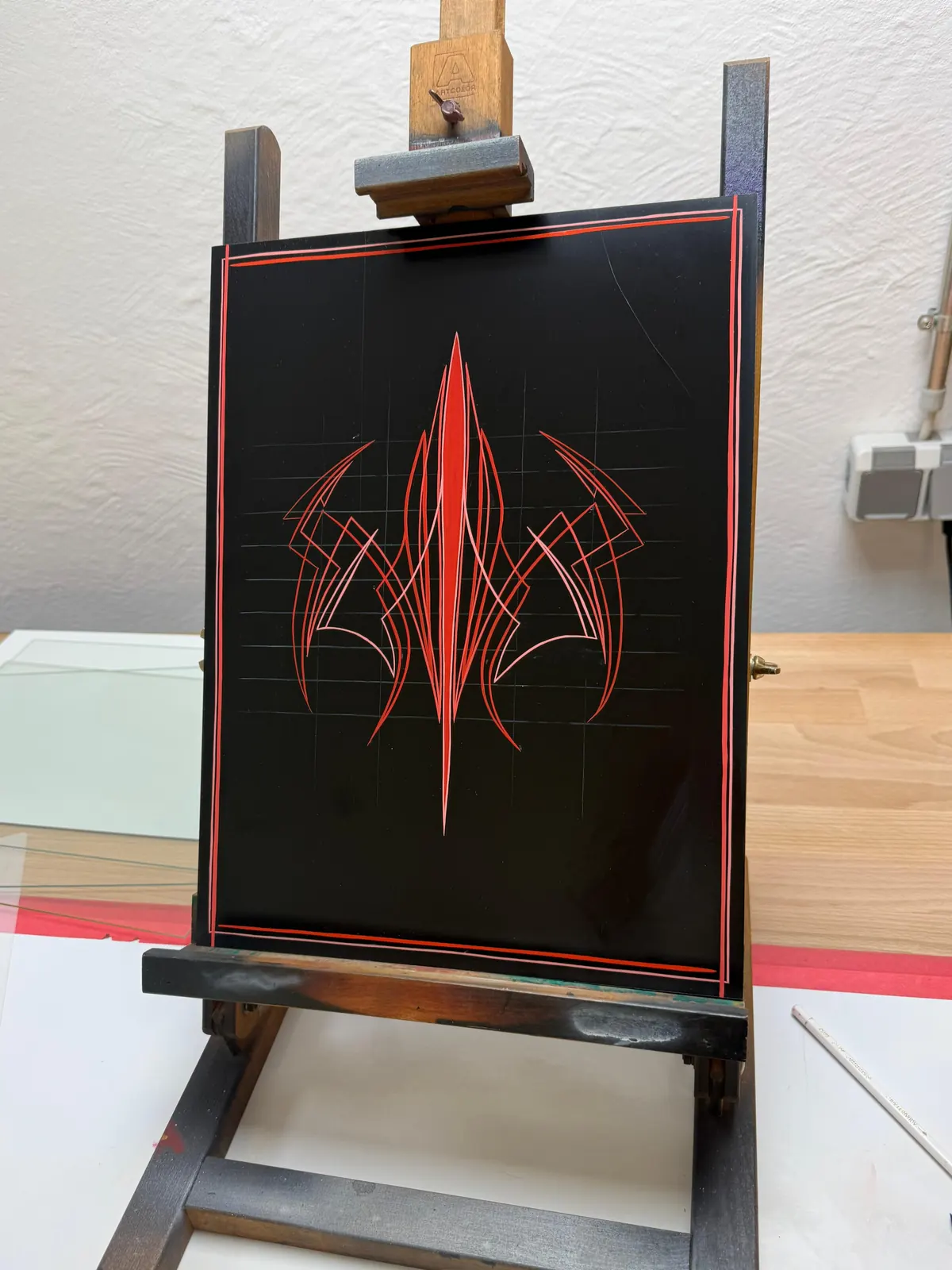 Rotes Pinstriping auf schwarzer Fläche