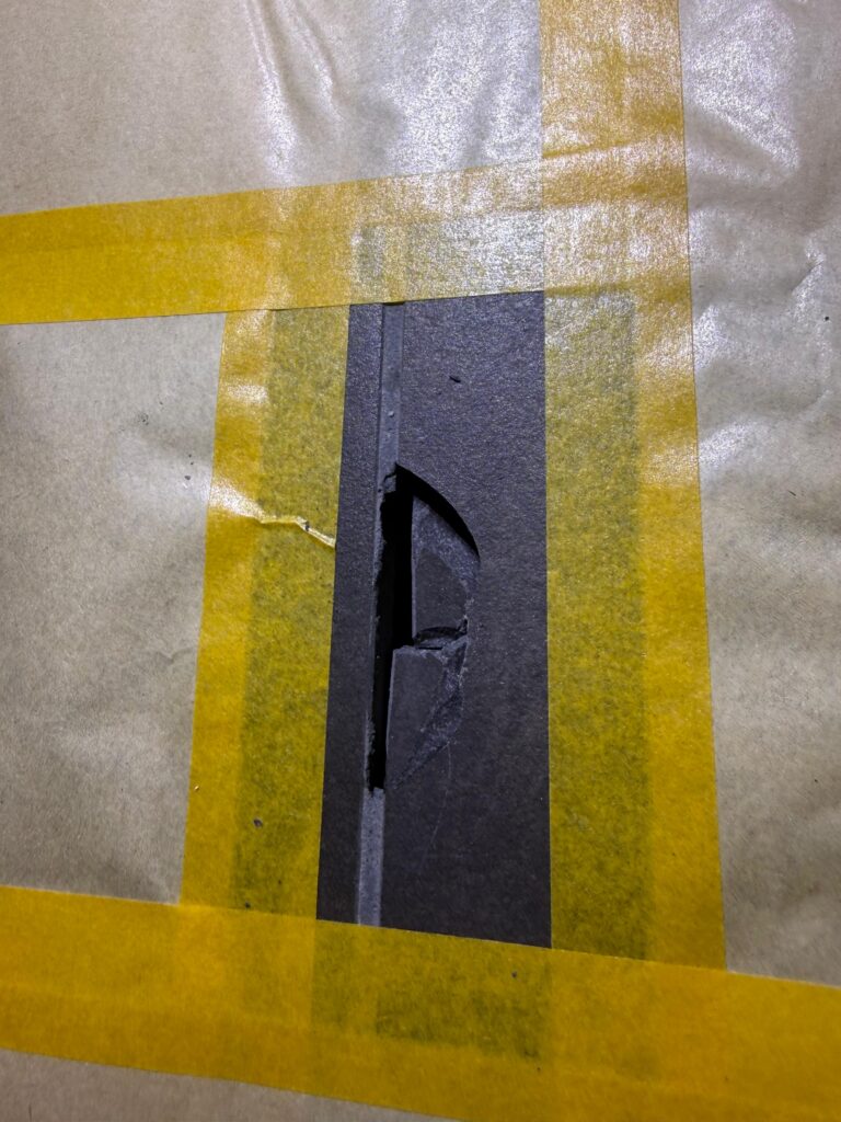 Fliesenreparatur an einer Schadstelle – vorher