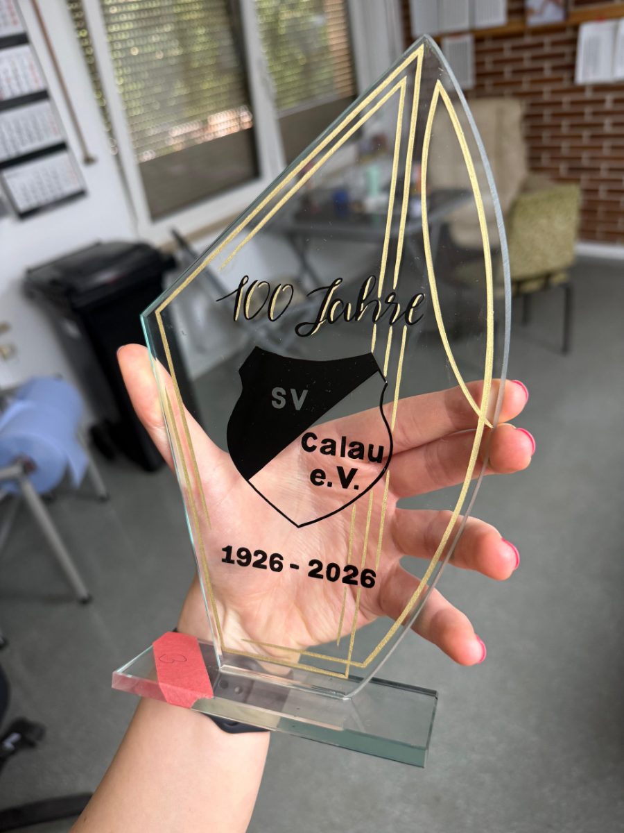 Glaspokal zum 100-jährigen Jubiläum des SV Calau mit goldfarbenen Zierlinien.